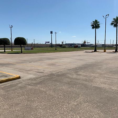 Super 8 By Wyndham Baytown I-10 Hotel Exterior photo